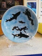 El yapımı  dalış figürlü Çini